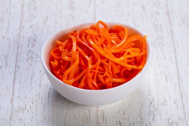 İştah açıcı baharatlı Kore havuç salatası