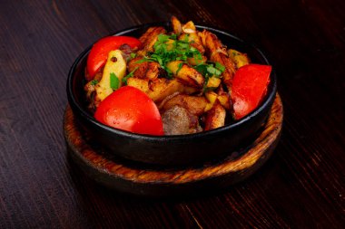 Kavrulmuş domuz patates tava ile