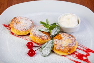 Kiraz, reçel ve krema ile lezzetli syrniki