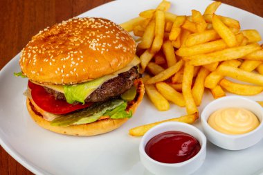 Lezzetli sığır eti burger patates kızartması ile