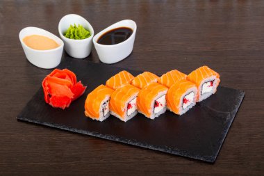 Havyar ve peynir ile lezzetli philadelphia rulo