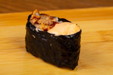 Lezzetli baharatlı yılan balığı suşi roll