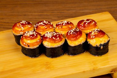 Somon ve karides lezzetli kızarmış rulolar