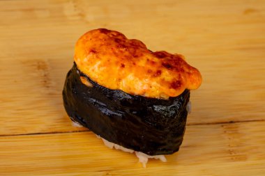 Lezzetli kızarmış peynir suşi roll