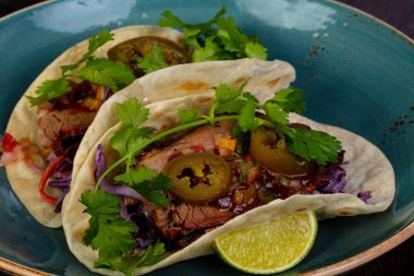 Taco et ve kişniş yaprakları ile
