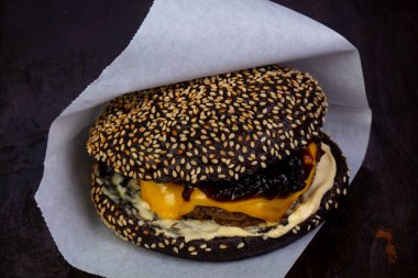 Siyah burger pirzola ve peynir