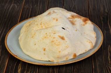 El yapımı ekmek Lepeshka ahşap üzerine