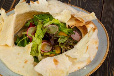 Sebze salatası ekmek görev yaptı.