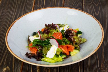 Salata somon ve krema sos ile