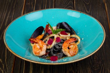 Siyah deniz ürünleri karides ve midye makarna