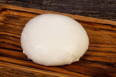 Ahşap üzerinde geleneksel genç Mozzarella peyniri