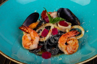 Siyah deniz ürünleri karides ve midye makarna