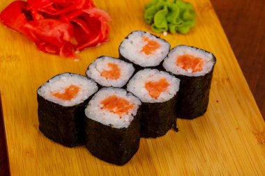 Japon geleneksel somon maki rulo 