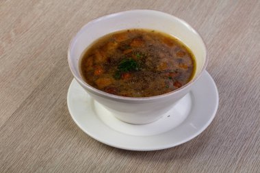 Ahşap üzerinde otlar ile mantar çorbası