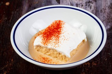 Tatlı süt tatlı bisküvi ile