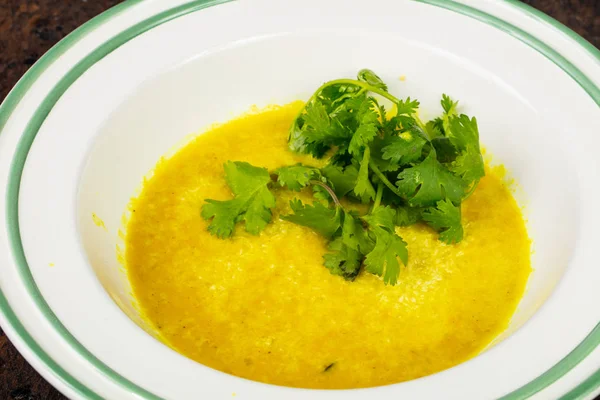 Вкусный Чечевичный Суп Травами — стоковое фото