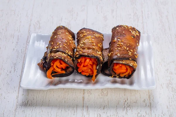 Lezzetli kızarmış kabak ile Kore havuç rulo