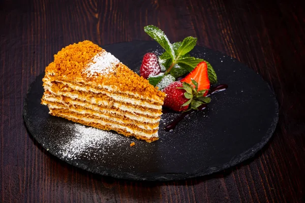甜蜂蜜蛋糕供应薄荷和草莓 — 图库照片