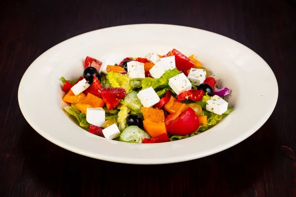 Beyaz peynirli Yunan salatası.