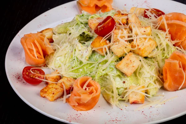 Salada César Saborosa Com Salmão — Fotografia de Stock