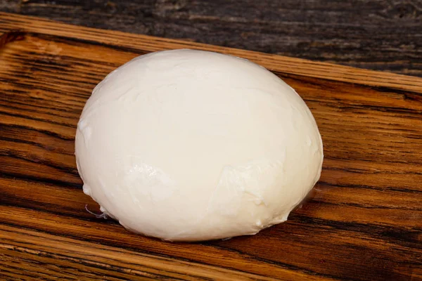Ahşap üzerinde geleneksel genç Mozzarella peyniri