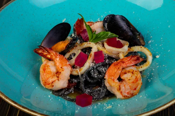 Siyah deniz ürünleri karides ve midye makarna