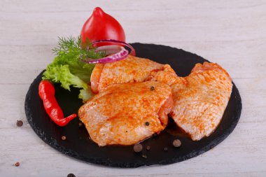 Marine edilmiş tavuk uyluk için ızgara ve Barbekü