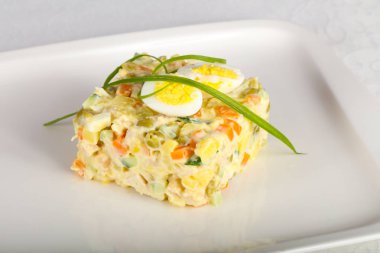 Bıldırcın yumurta ile Rus salatası