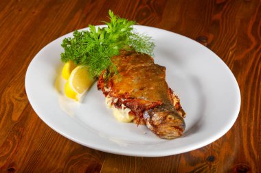 Limon ve otlar peynir alabalık dolması