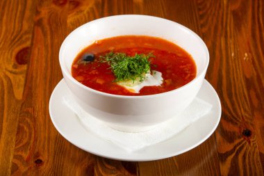 Solyanka çorba krema ile