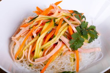 Salata vith şehriye, pastırma ve sebze