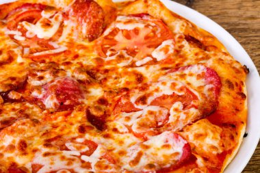 Biberli pizza sosis ve peynir ile