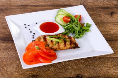 Izgara tavuk göğsü sos ve soğan ile