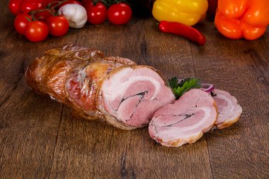 Domuz eti ahşap arka plan üzerinde füme