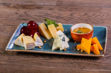 Peynir tabağı mix çeşitler üzüm ve ballı