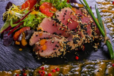 Sos ve baharatlı ton balığı carpaccio.