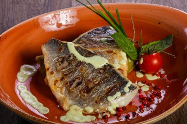 Izgara dorada filetosu domates ve soğan servis
