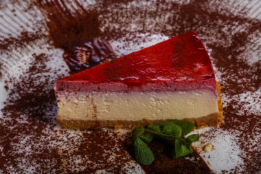 Nane yaprakları ile çilek Cheesecake hizmet