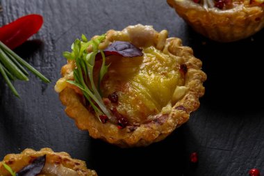 Fırında mantar ve peynir ile kanepe