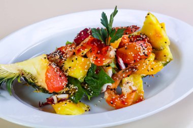 Deniz ürünleri ve sebzeli ananas.