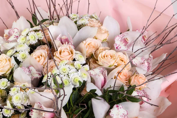 Frische Rosen Strauß Mit Anderen Blumen — Stockfoto