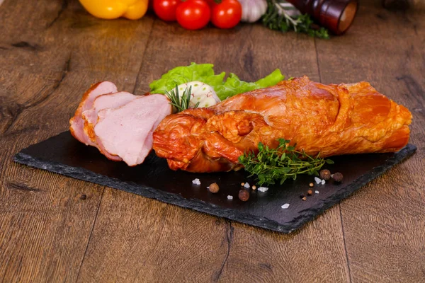 Rökt Fläskkött Över Trä Bakgrunden — Stockfoto