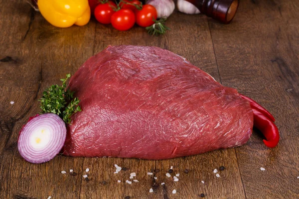 Obearbetat Nötkött Kött Över Trä Bakgrund — Stockfoto