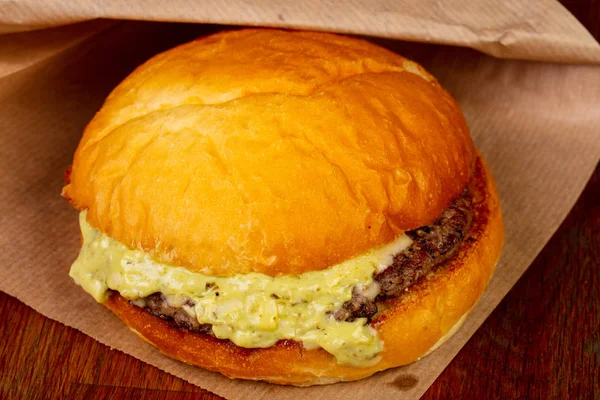 Sığır eti ile ev yapımı lezzetli burger