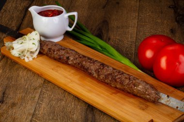 Izgara Kebap kıyılmış et sosu ve soğan ile