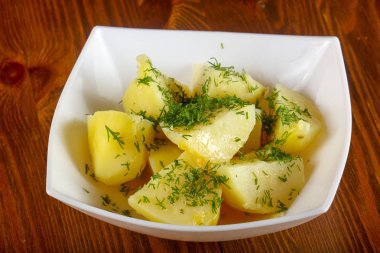 Dereotu ile haşlanmış patates