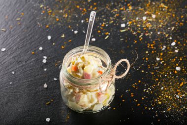 Rus salatası bardakta servis edebilirsiniz