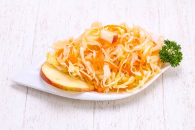 Kabın içinde geleneksel fermente lahana lahana turşusu