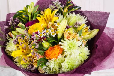 Çeşitli çiçek ile romantik buket