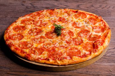 Sıcak Pepperoni pizza peyniri ve domates ile